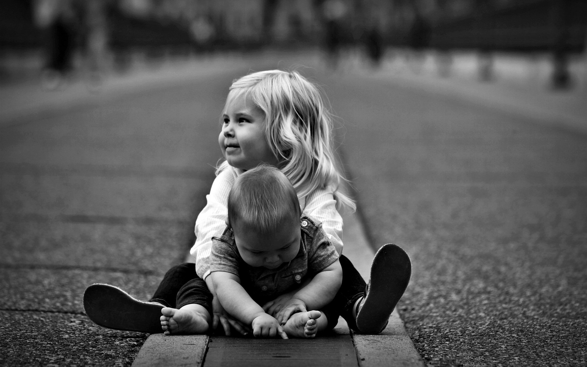 enfants garçon fille route noir et blanc