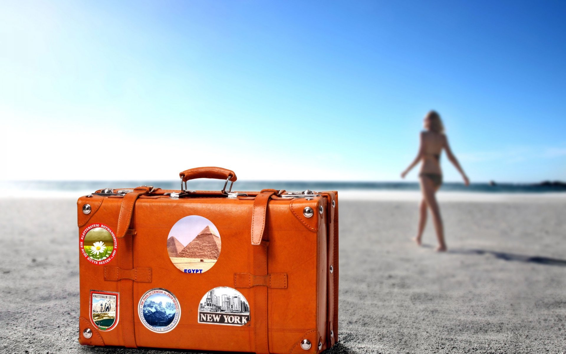 orange farbe koffer reise strand sand horizont mädchen resort