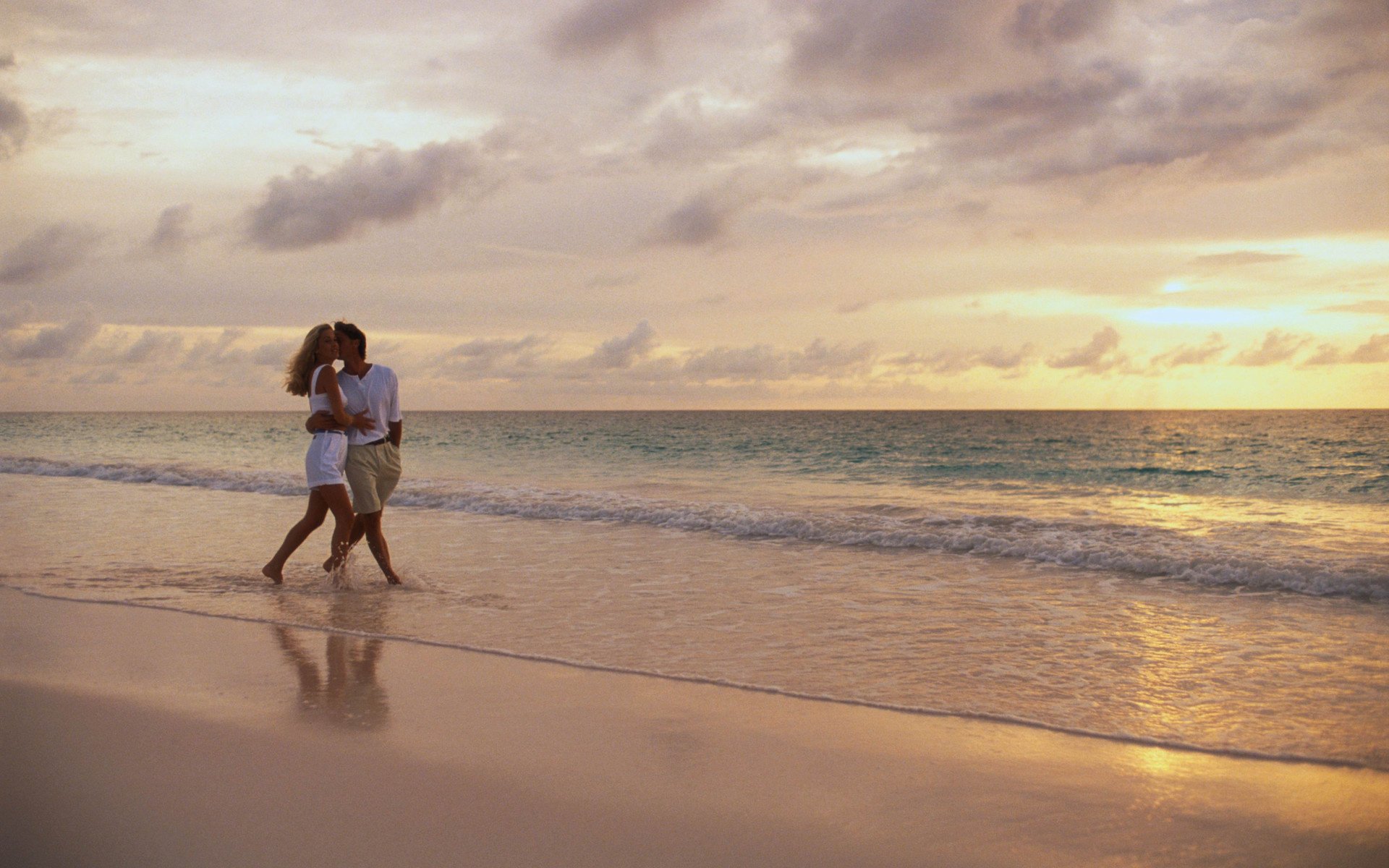 liebe mädchen kerl himmel horizont wolken wellen paar zwei liebhaber strand sand gehen meer