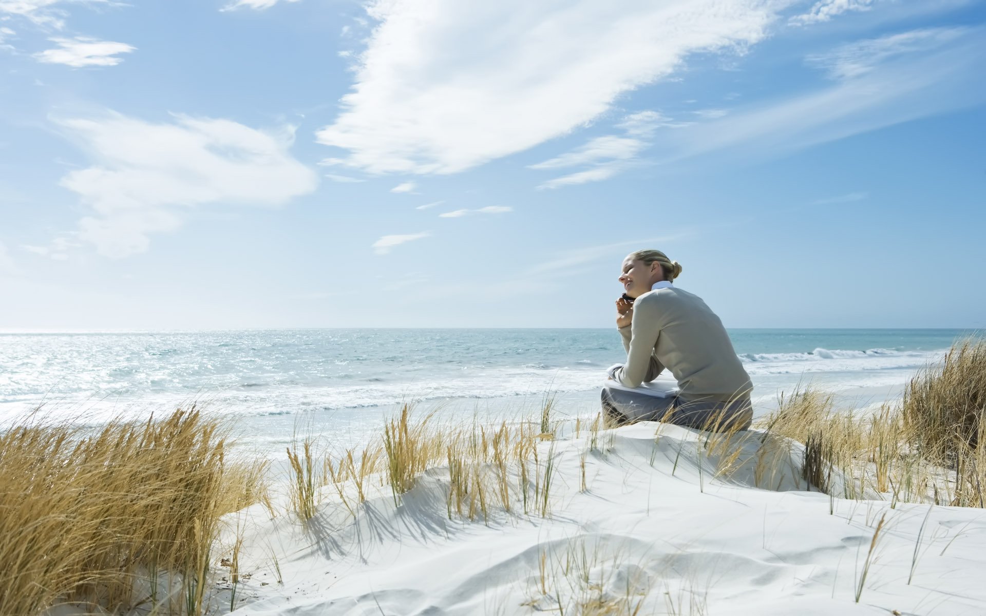 mädchen meer sand strand telefon emotionen gras