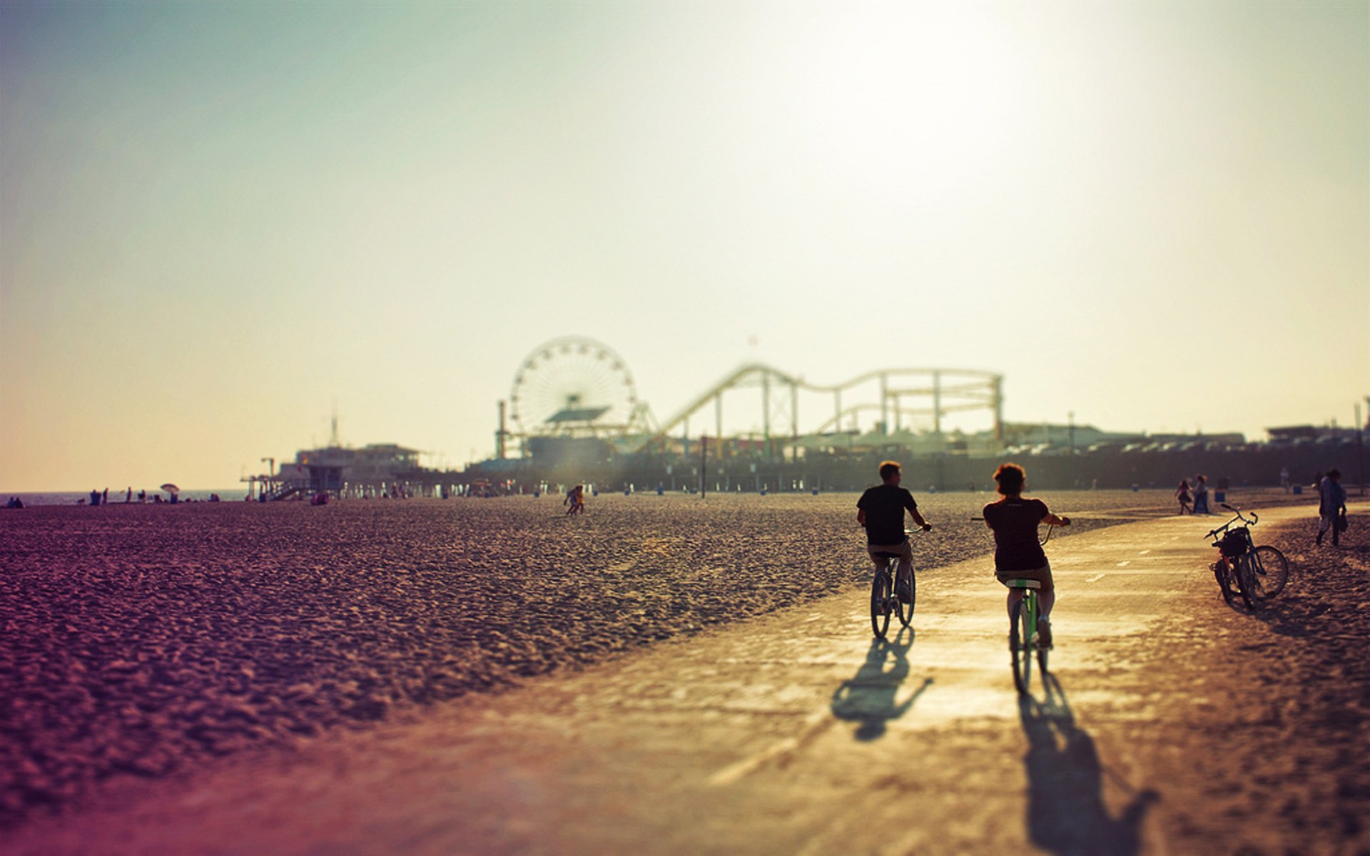 zu fuß paar fahrräder straße strand abend sonnenuntergang riesenrad achterbahn