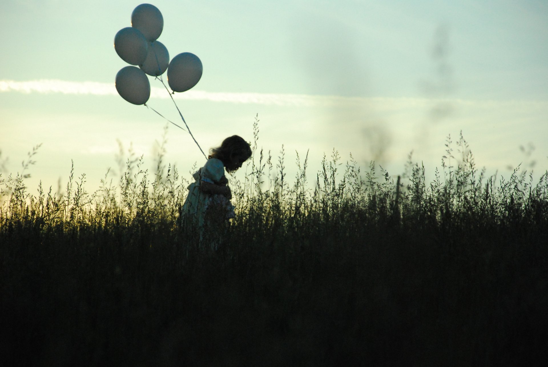 ragazza palle campo cielo erba sera solitudine tristezza