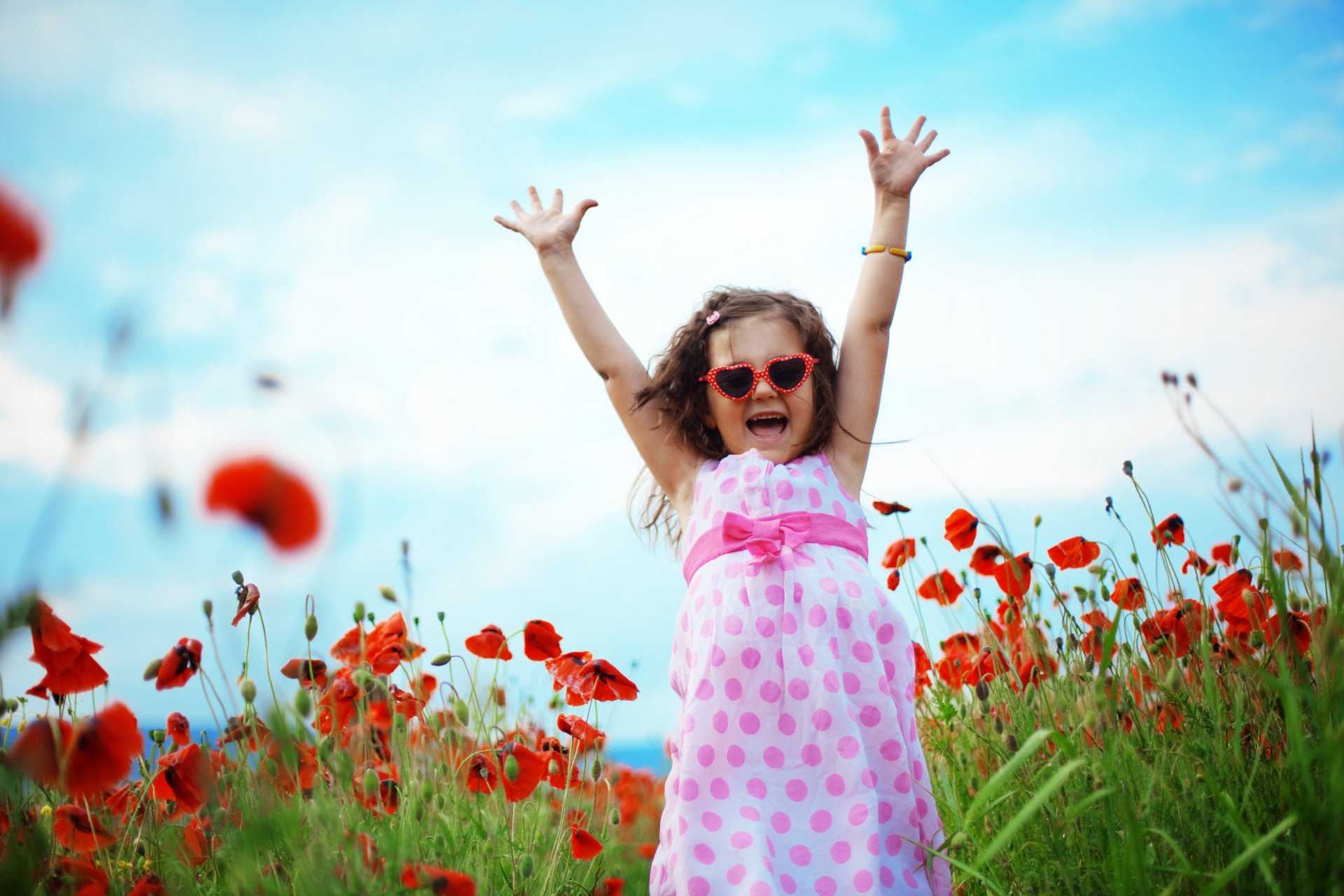 mädchen kinder stimmung freude lachen feld mohnblumen gras natur sommer