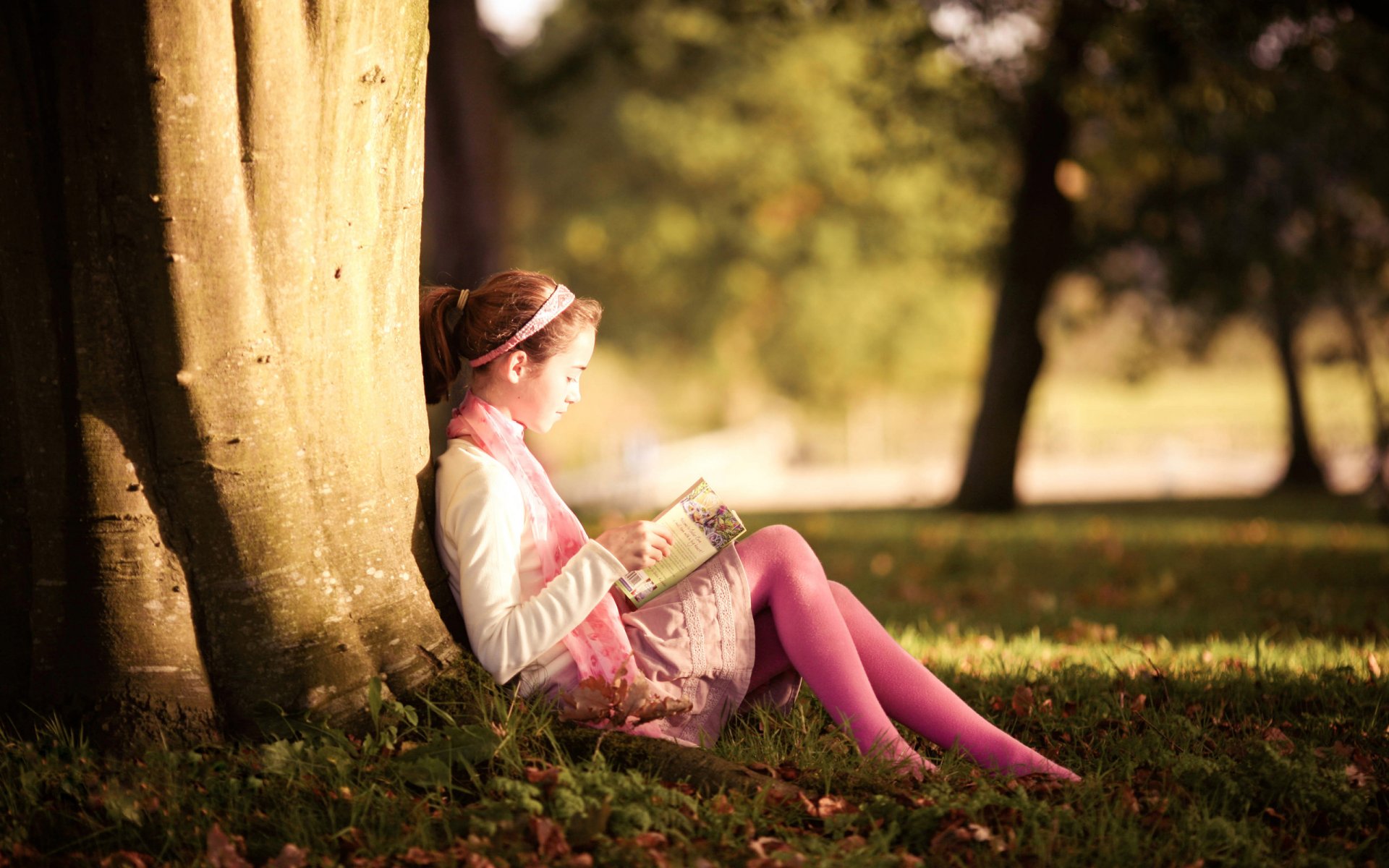 jeune fille livre intimité nature parc arbres