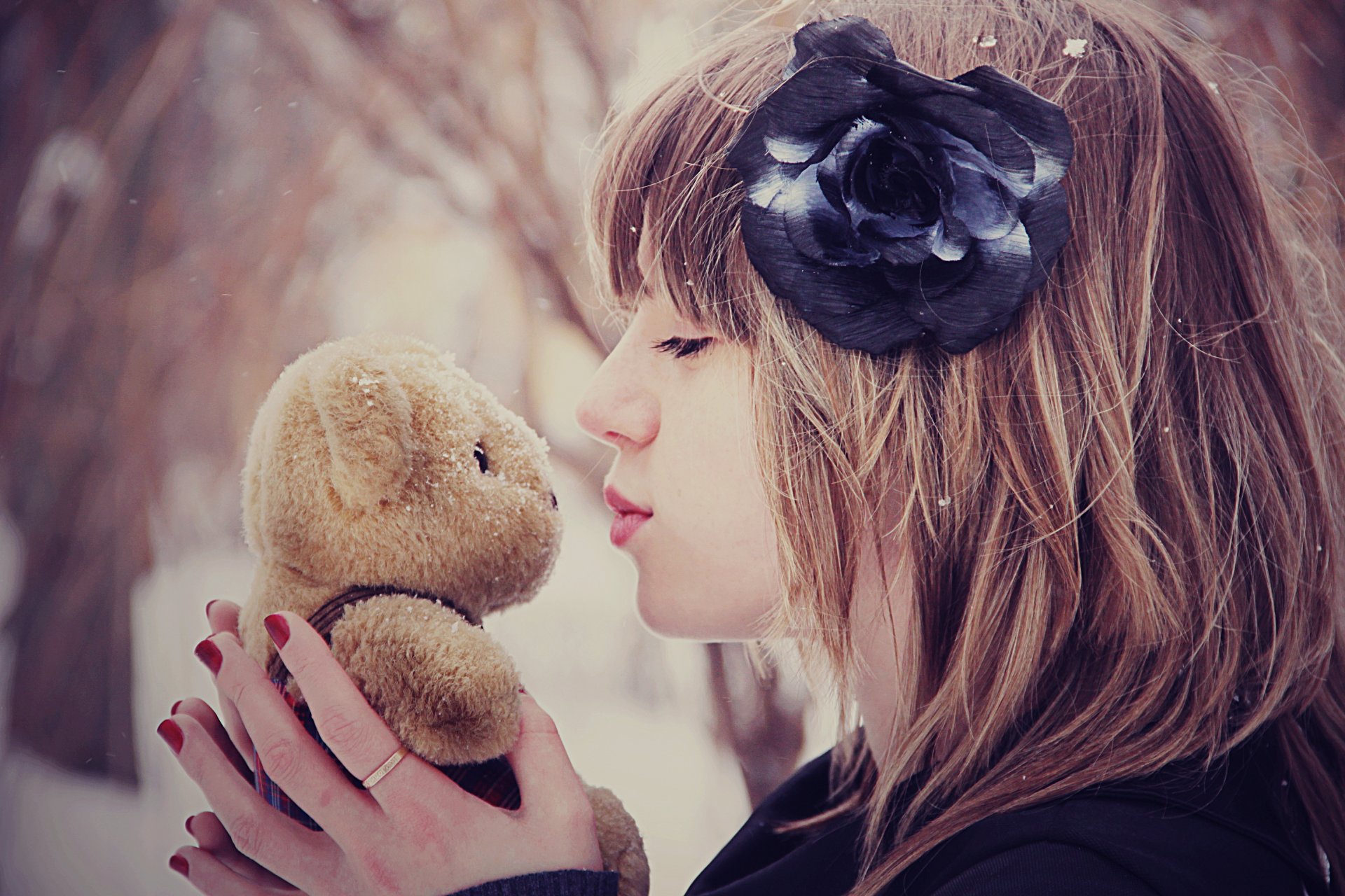 mood ragazza bacio orsacchiotto giocattolo fiore neve inverno