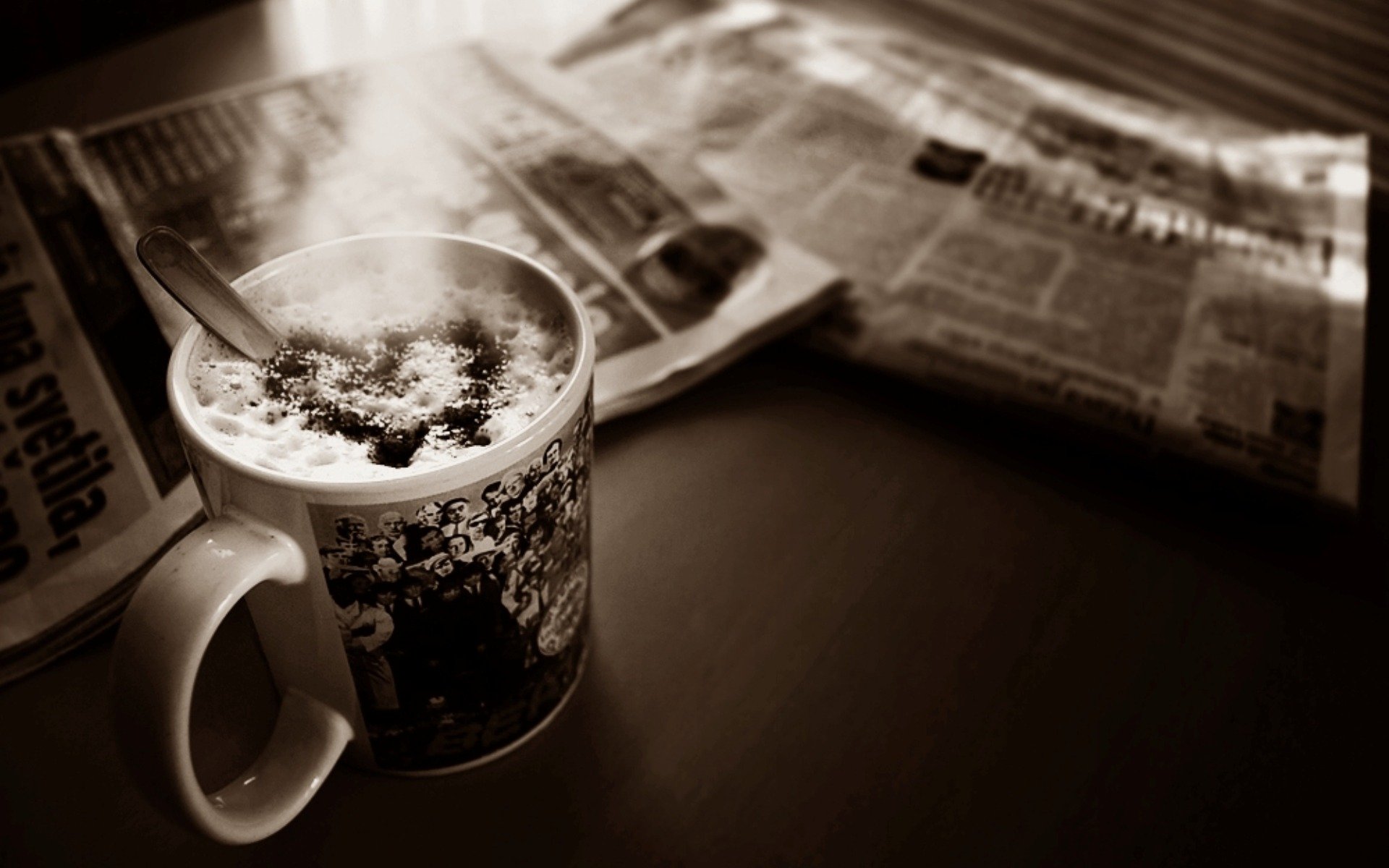 tasse kaffee schaum herz zeitungen tisch foto sepia