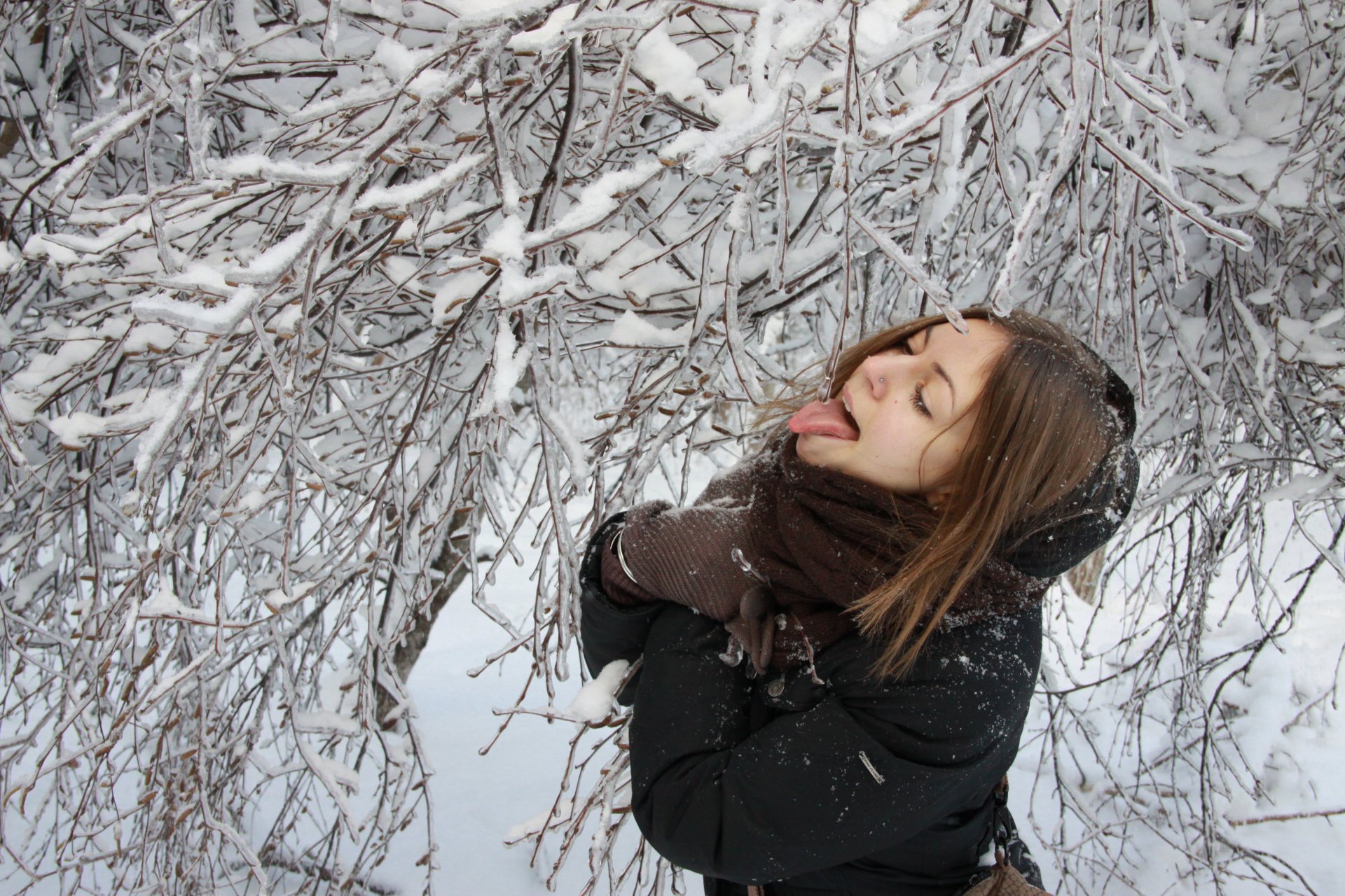 humeur hiver fille langue glaçon lécher