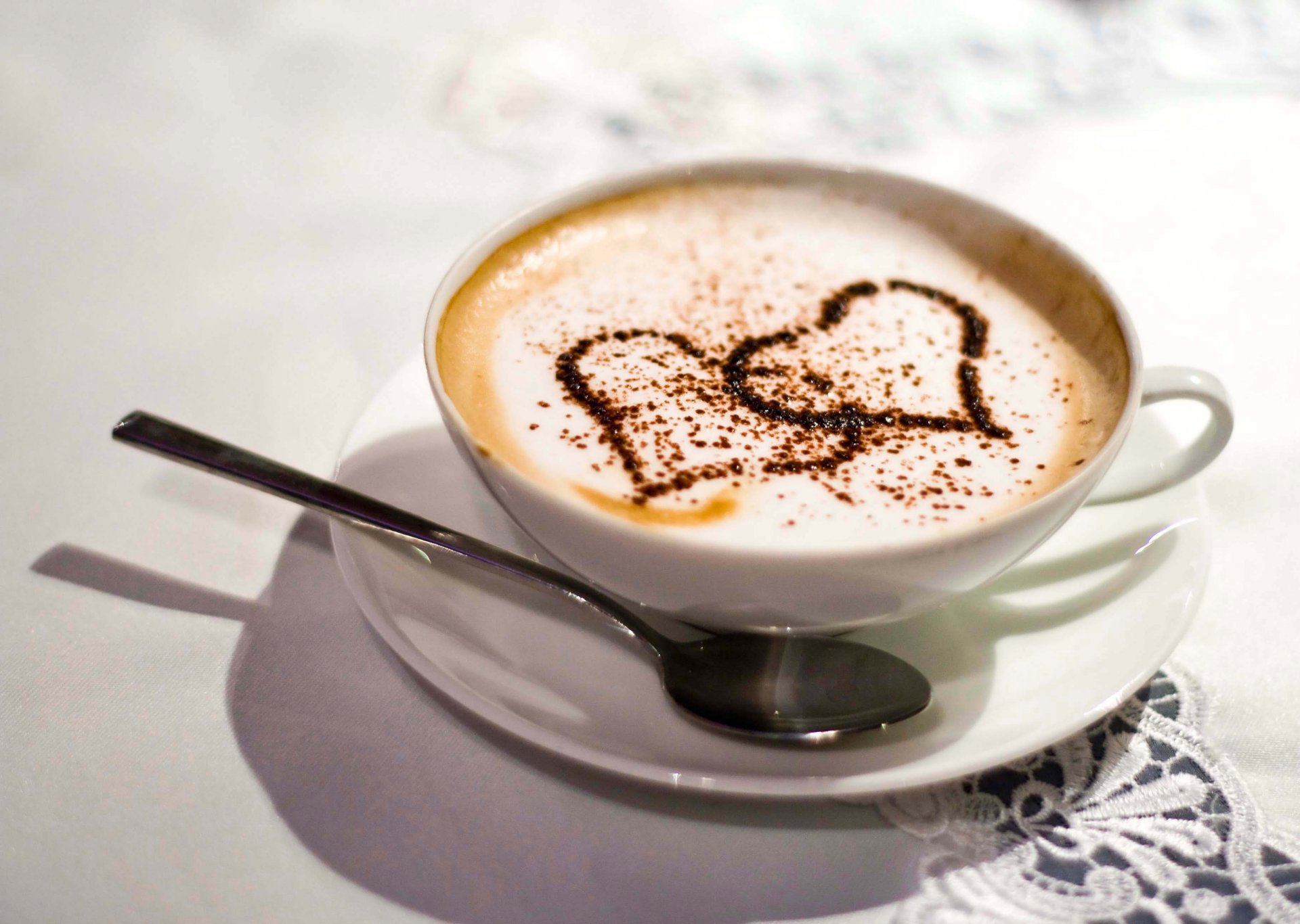 kaffee herz liebe tasse löffel tischdecke tisch weiß