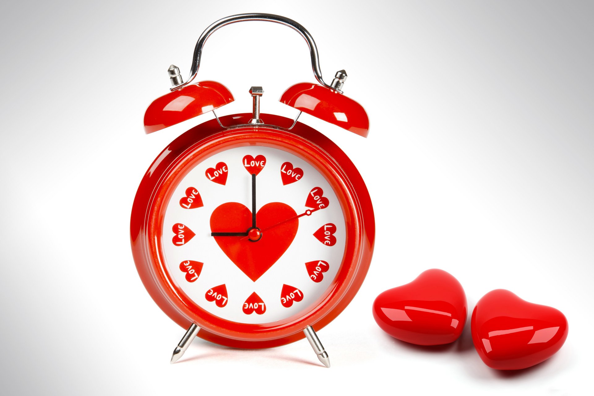 réveil horloge mains cadran coeurs coeurs amour couleurs blanc rouge