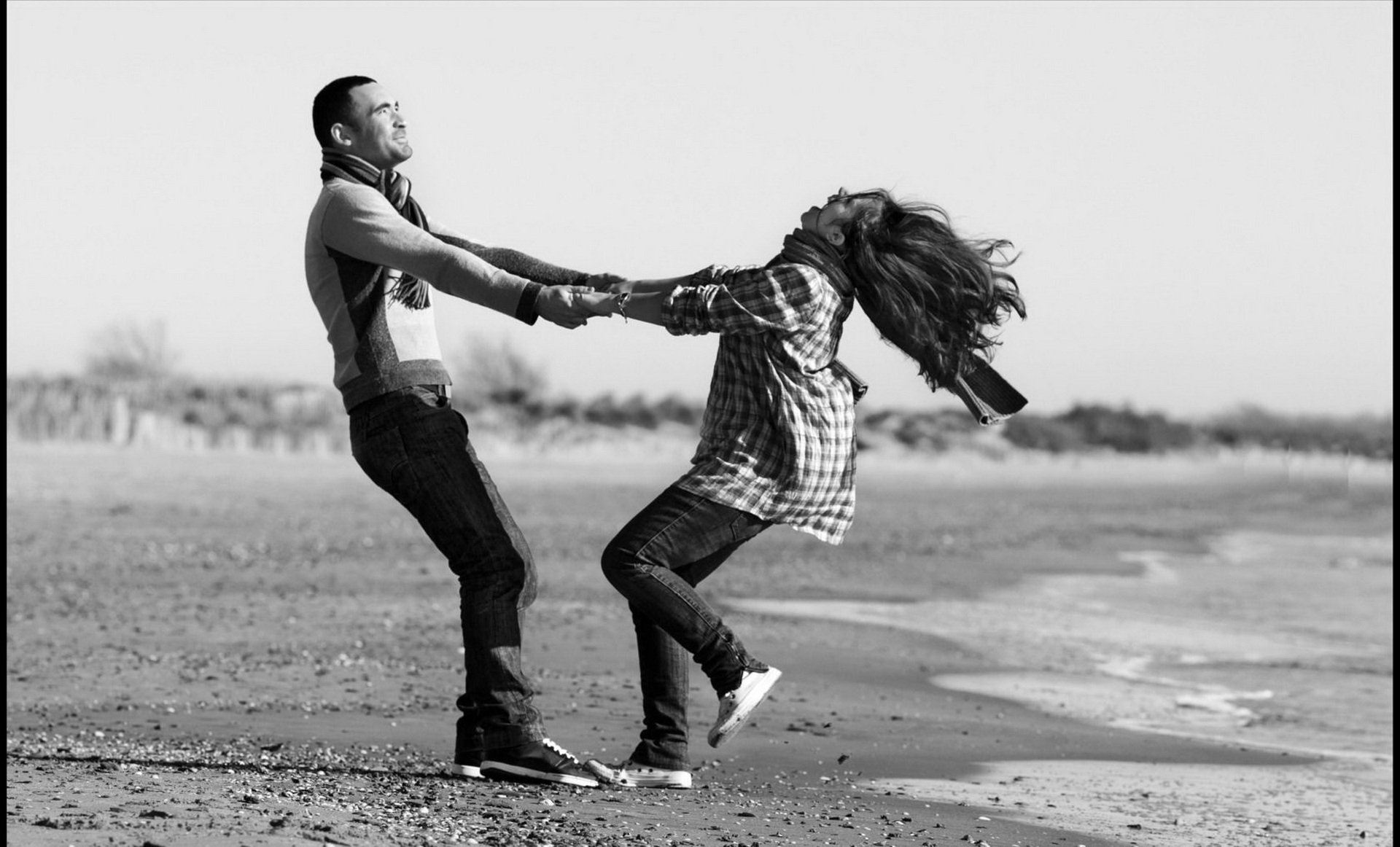 wallpaper mood shore beach sand couple man woman happiness joy b/w