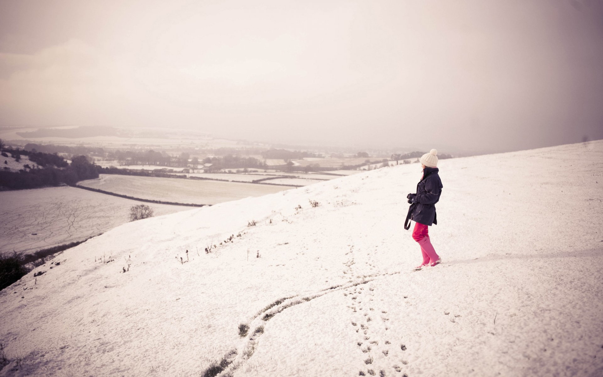 winter schnee stimmung stimmung zu fuß mädchen mädchen hügel foto