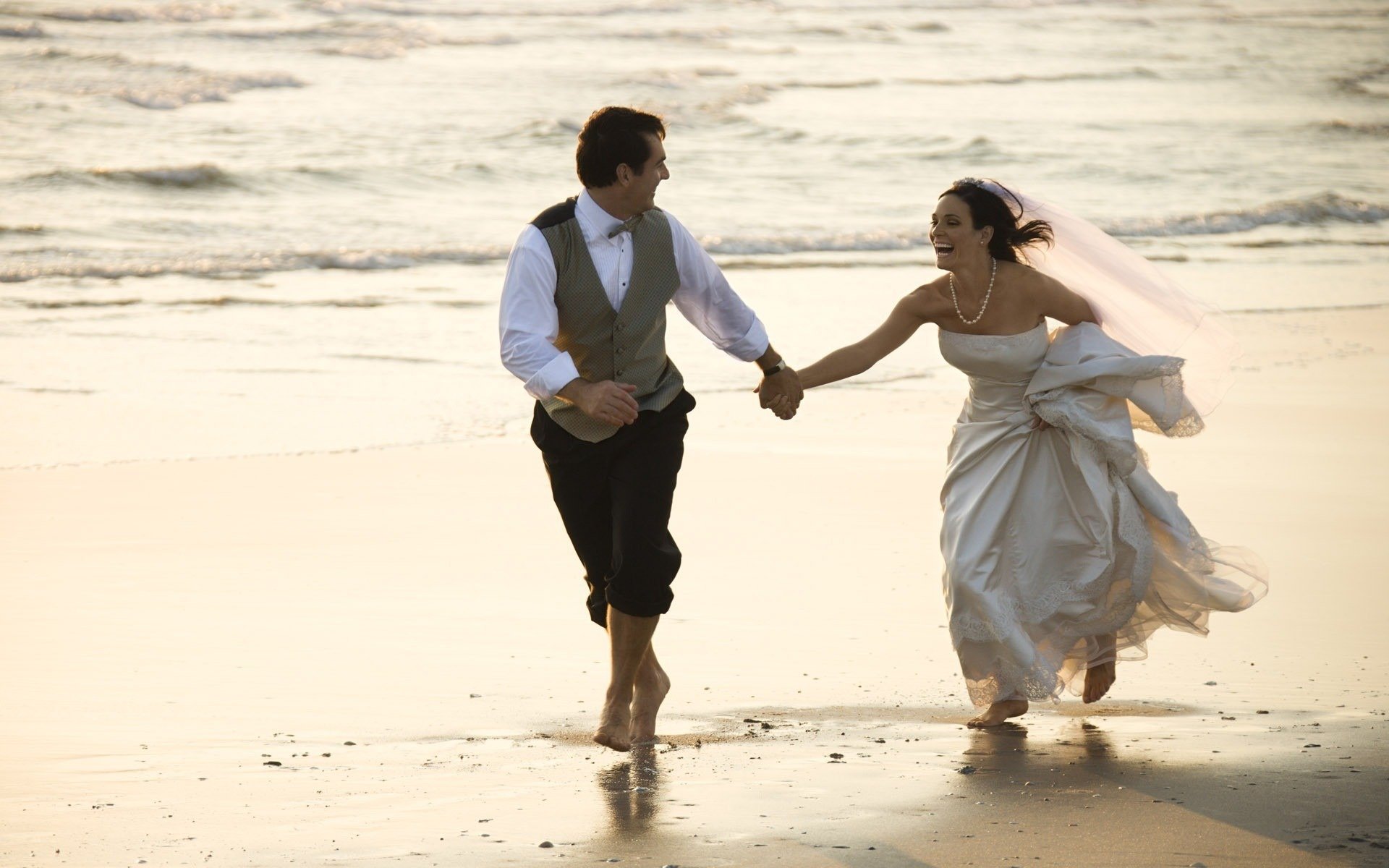 stimmung hochzeit bräutigam hochzeitskleid braut schleier meer sand freude