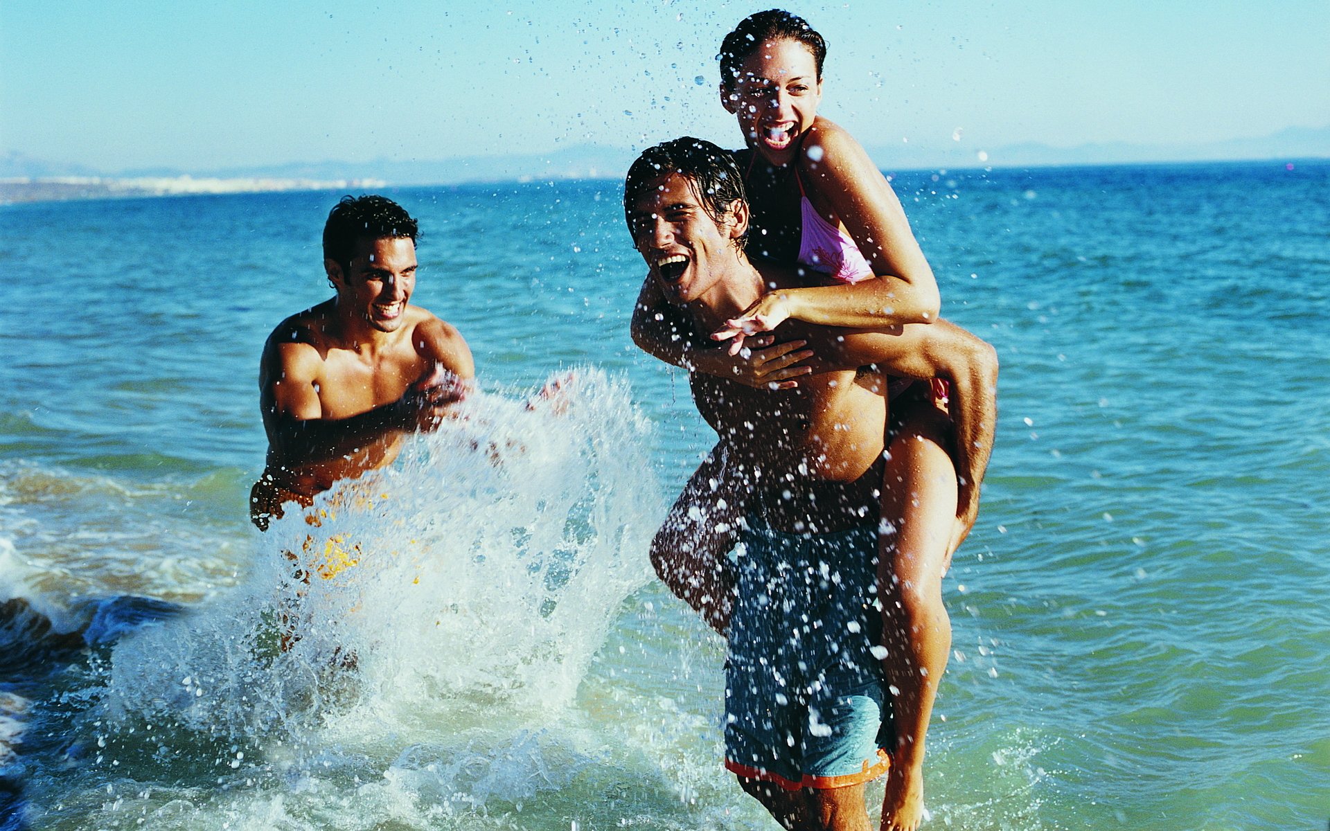 jungs mädchen meer spritzen wasser