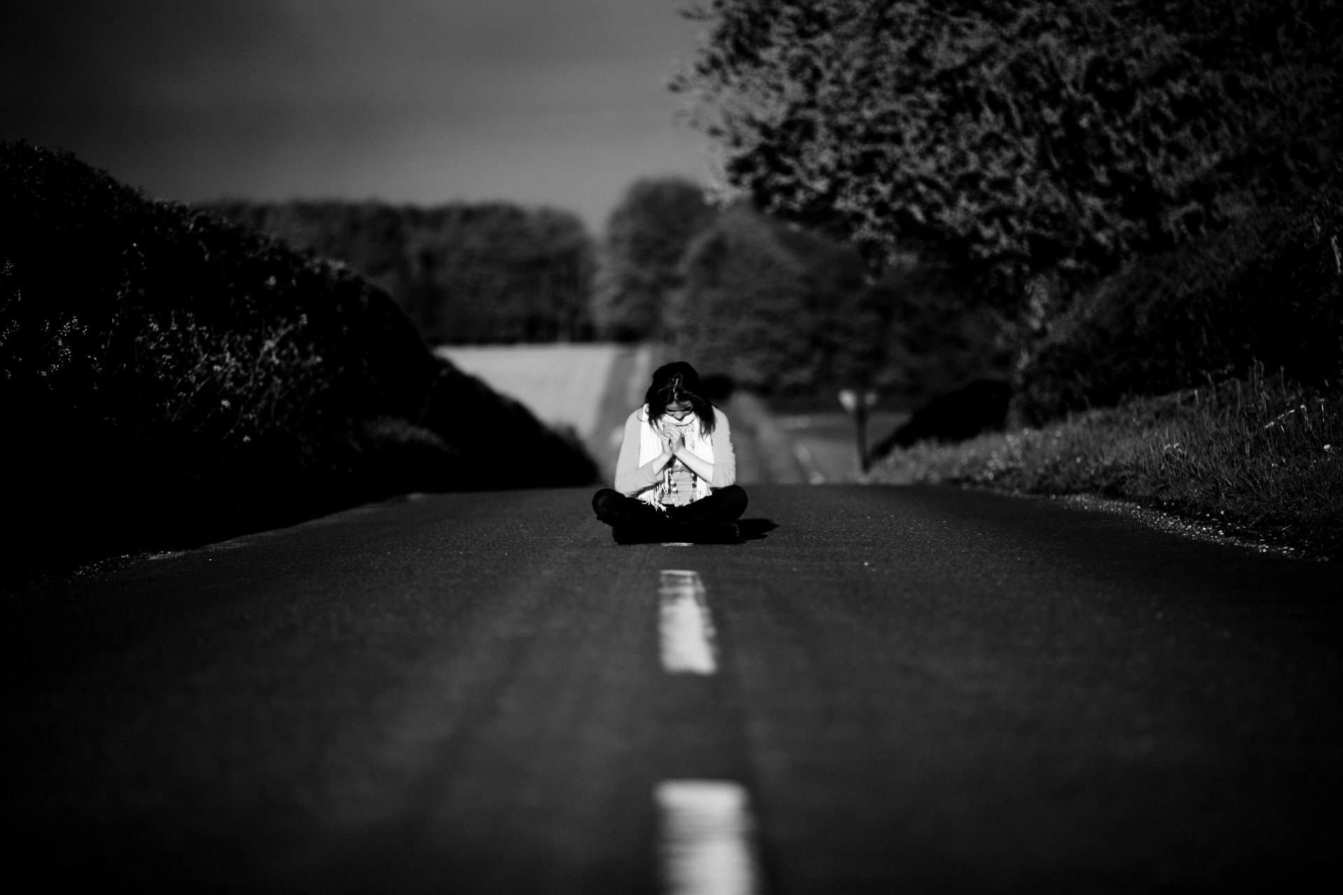 mädchen einsamkeit traurigkeit meditation stimmung straße weg bäume schwarz und weiß olivia bell