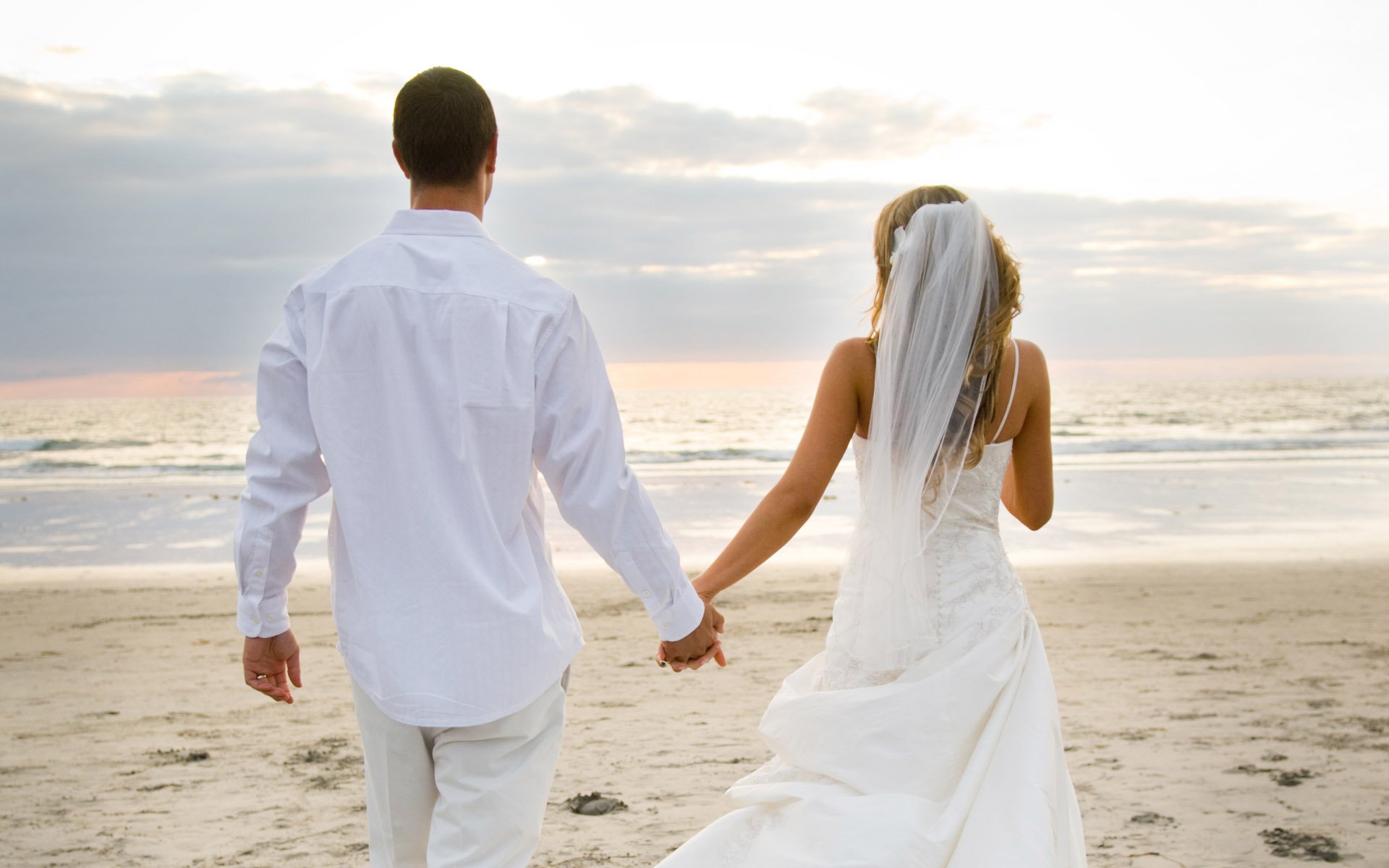 amor boda novia velo recién casados playa océano