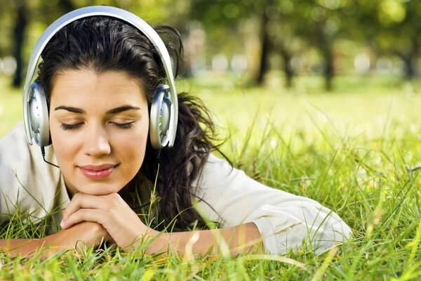 Fille au repos sur l herbe et écouter de la musique