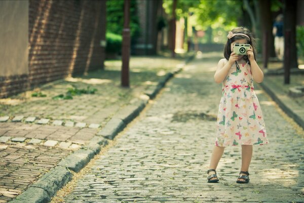 Ragazza che fotografa le strade