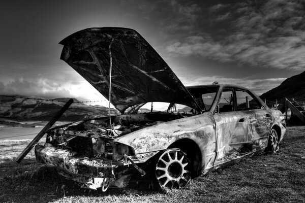 Black and white drawing of an old car