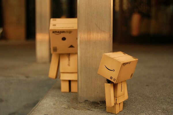 Two Danbo playing hide and seek