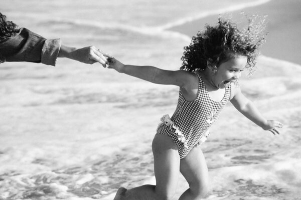 Kinky ragazza corre a nuotare nel mare