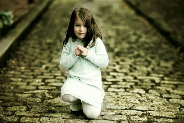 Fille en blanc en mouvement vers le Sud