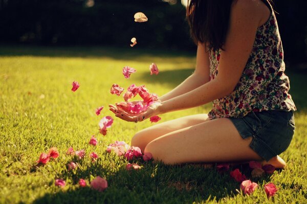 Ragazza in possesso di petali di rosa