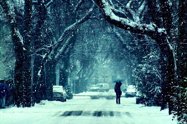 Guy avec une fille en hiver dans le froid