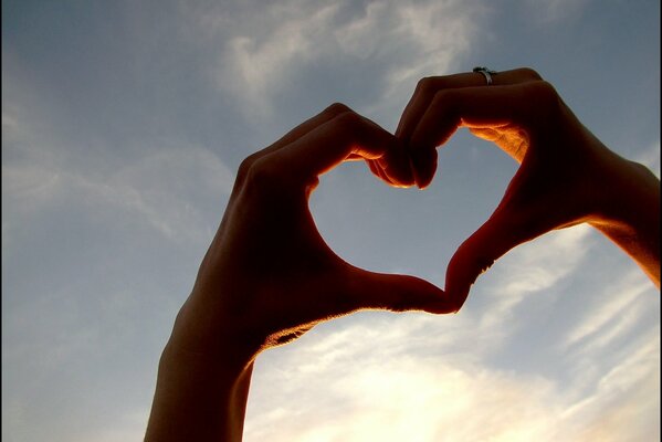 Poner las manos de San Valentín en el cielo, dejar que las nubes sientan el amor