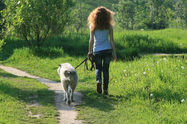 Mädchen mit Hund. Spaziergang im Wald