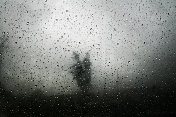 Gouttes de pluie sur verre gris