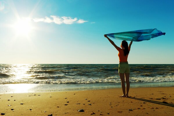 Chica de pie en la playa de arena