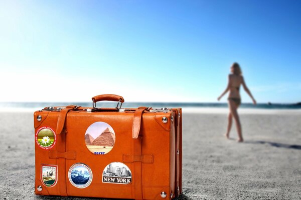 Valise jaune fille en vacances Resort