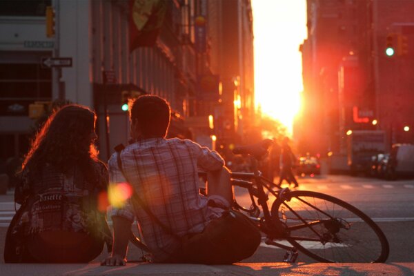 Sentiments de gars et fille sur fond de coucher de soleil