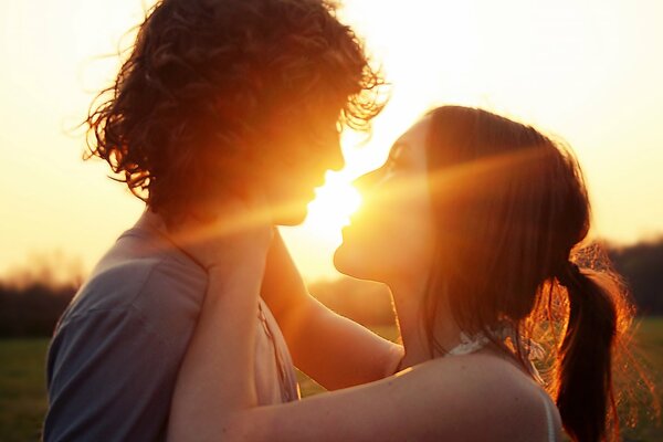 Pareja enamorada al atardecer. Momento mágico