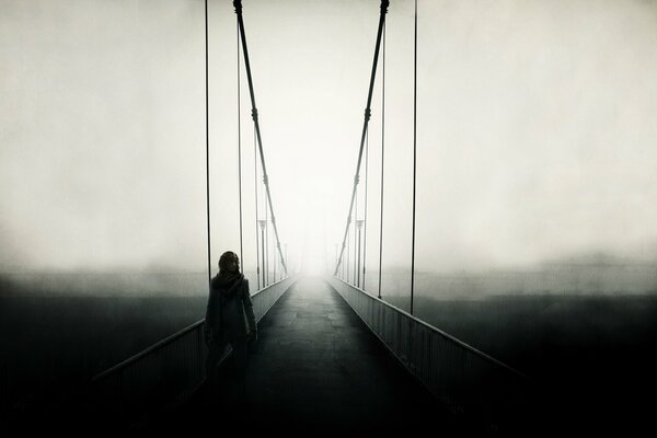 Homme debout dans le brouillard sur le pont