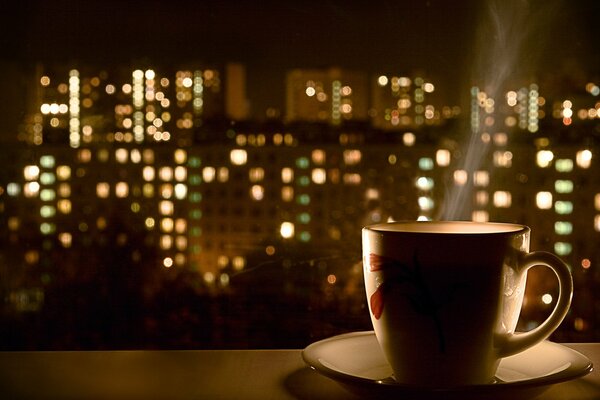 Café romantique avec vue sur la ville nocturne