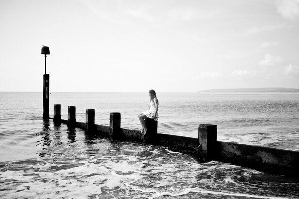 Mädchen am Meer, der ganze Charme des Abends