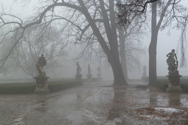 Skulpturen im Nebel im Frühlingspark