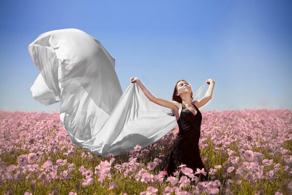 Chica en un campo de flores Rosadas