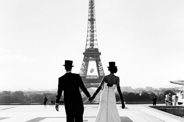 Black and white photo of Paris with a man and a woman by the handle