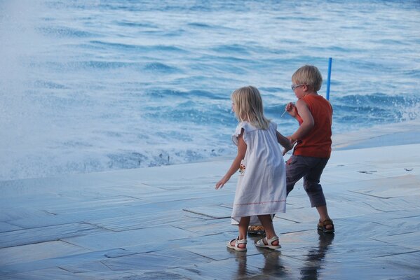 Kinder spielen am Meer