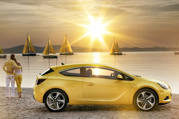 Jaune élégant sur la plage près de la voiture