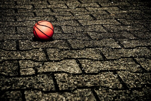 Pelota de baloncesto sobre asfalto