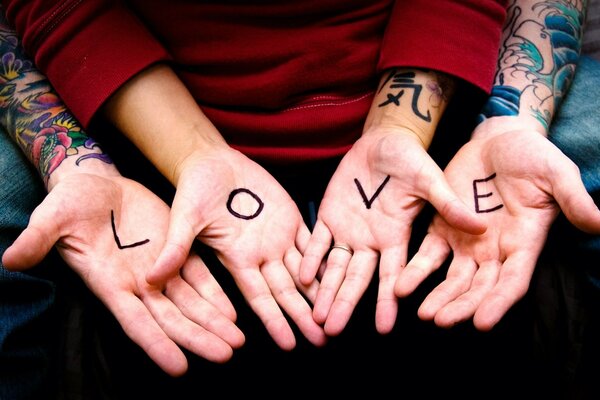 Tattoos on the hands of couples- love