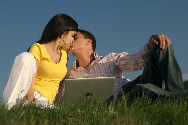 Pareja enamorada en la naturaleza