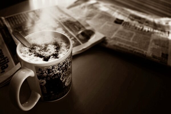 Bon matin: bon café et journal à lire