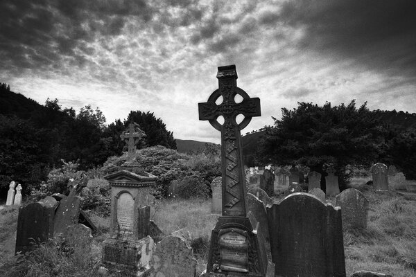 Ancien cimetière. Tombes sombres