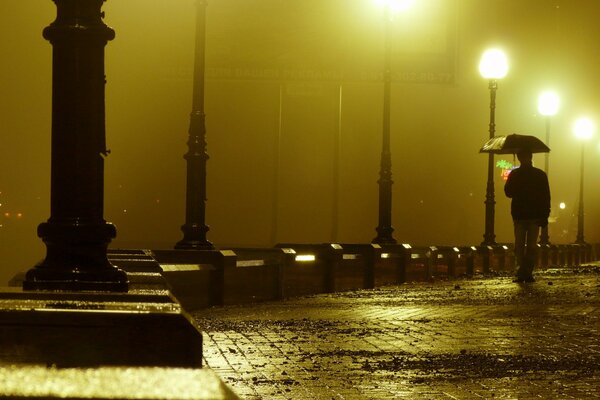 Ein Abend an einer riesigen regnerischen Promenade allein