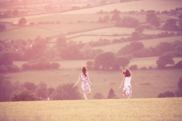 Dos chicas corriendo por los campos