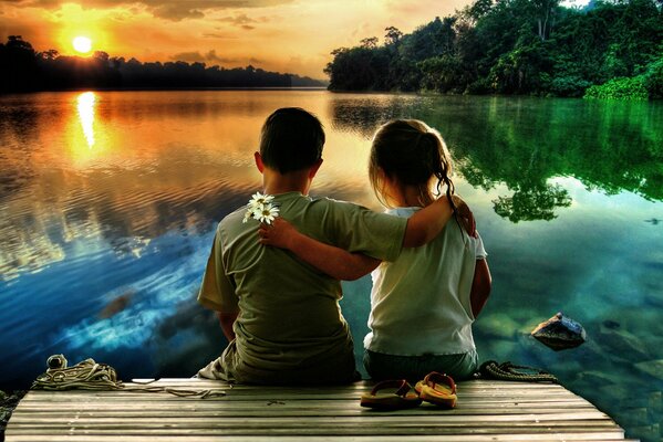 Coucher de soleil sur le lac avec les enfants